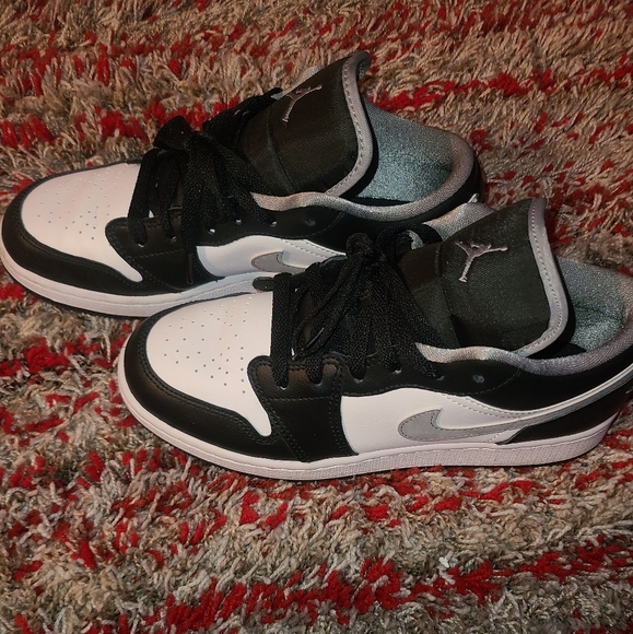 Nikes - Picture 5 of 5